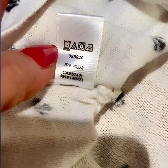 Elegant Black Patterned Women's Tee with Flower 🌺 Decal - Picture 10 of 10